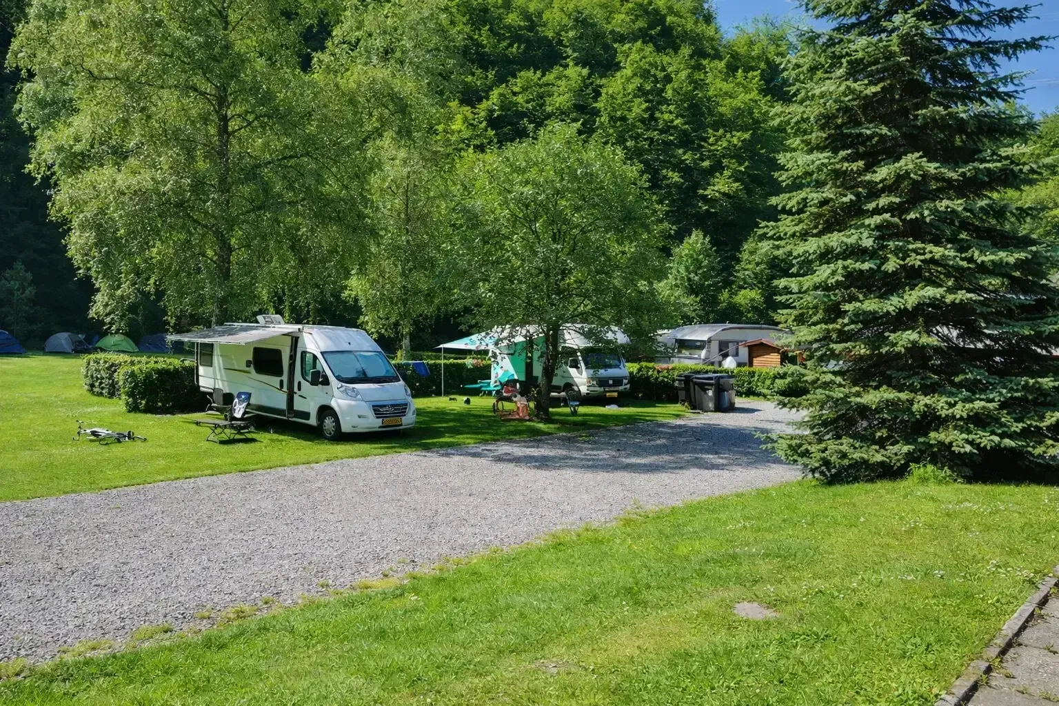 Emplacement camping-car au bord de la rivière