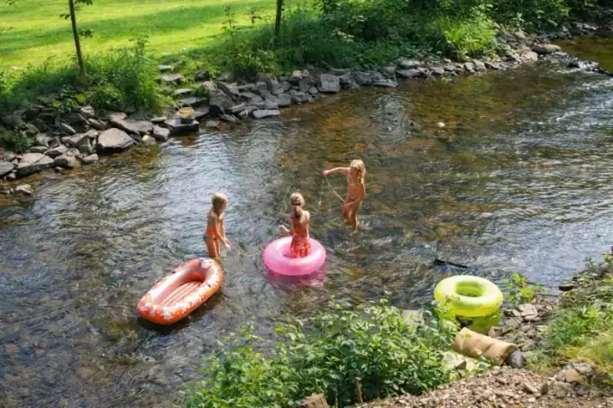 Enfants jouant près de la rivière
