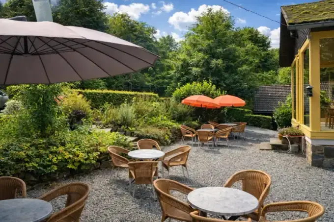 Terrasse du restaurant avec vue sur le camping